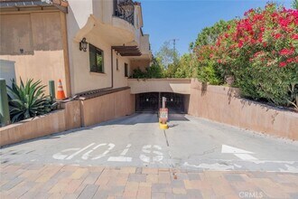 201 N Reese Pl, Unit 103 in Burbank, CA - Building Photo - Building Photo