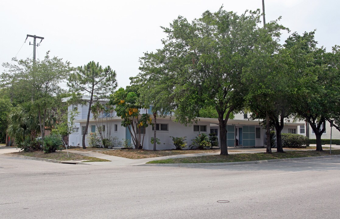 64 E Davis Blvd in Tampa, FL - Building Photo