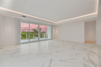 1020 Sunset Point Rd in Clearwater, FL - Building Photo - Building Photo