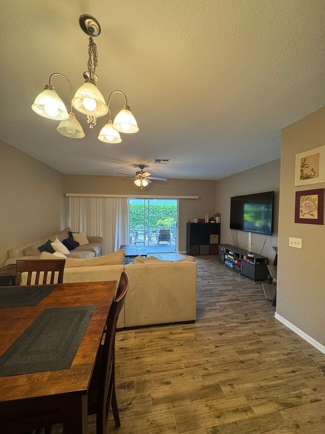 10063 Pacific Pines Ave in Ft. Myers, FL - Foto de edificio - Building Photo