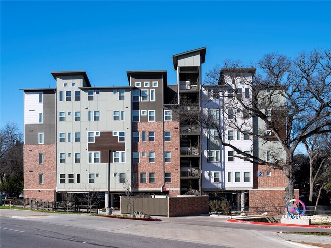 1800 S I-35 Frontage Rd in Austin, TX - Foto de edificio - Building Photo