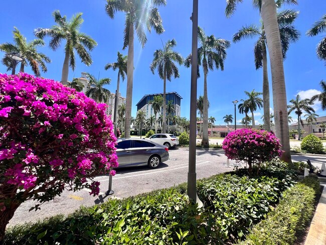 651 Okeechobee Blvd in West Palm Beach, FL - Building Photo - Building Photo