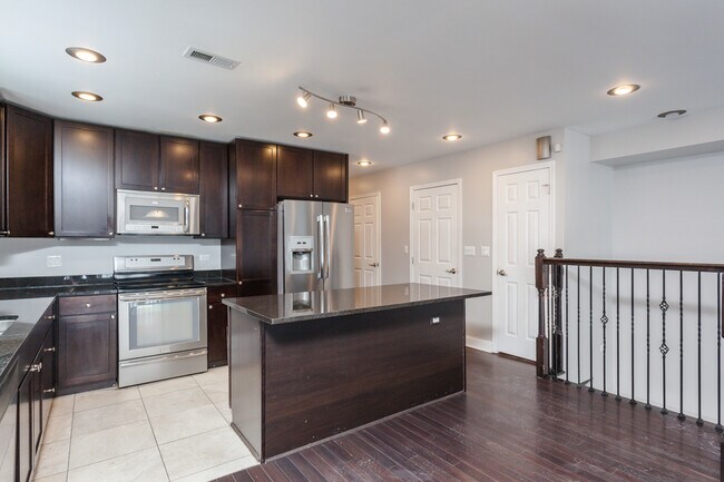 700 N Noble St-Unit -1 in Chicago, IL - Building Photo - Building Photo