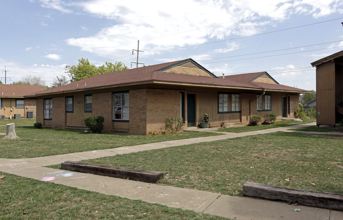 Bristow Village Apartments in Bristow, OK - Building Photo