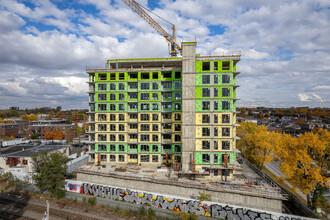 1200 De Royan Rue in Laval, QC - Building Photo - Building Photo