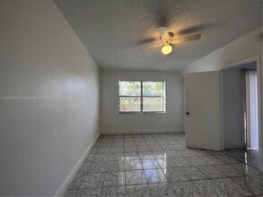 842 NE 209th St in North Miami Beach, FL - Building Photo - Building Photo