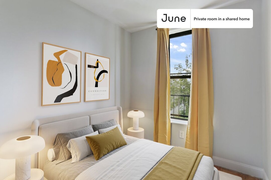 Private bedroom in 4 bed/1 bath Home in New York, NY - Building Photo