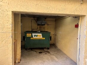 6575 W Oakland Park Blvd in Lauderhill, FL - Foto de edificio - Building Photo