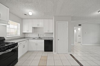 3203 Ripplebrook Dr in Houston, TX - Building Photo - Building Photo