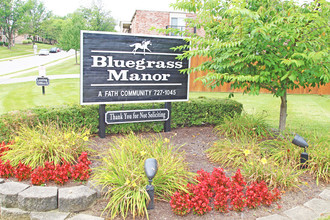 Blue Grass Manor in Erlanger, KY - Foto de edificio - Building Photo