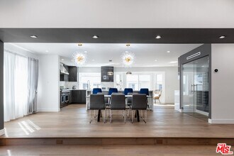 18721 Hatteras St in Los Angeles, CA - Building Photo - Building Photo