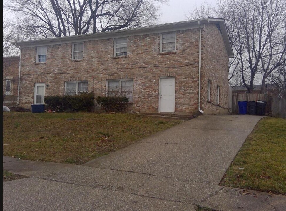 413 Chapman Ct in Lexington, KY - Foto de edificio
