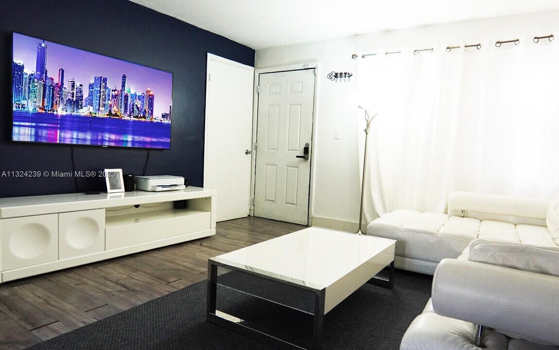 812 NW 55th Terrace-Unit -0 in Miami, FL - Foto de edificio