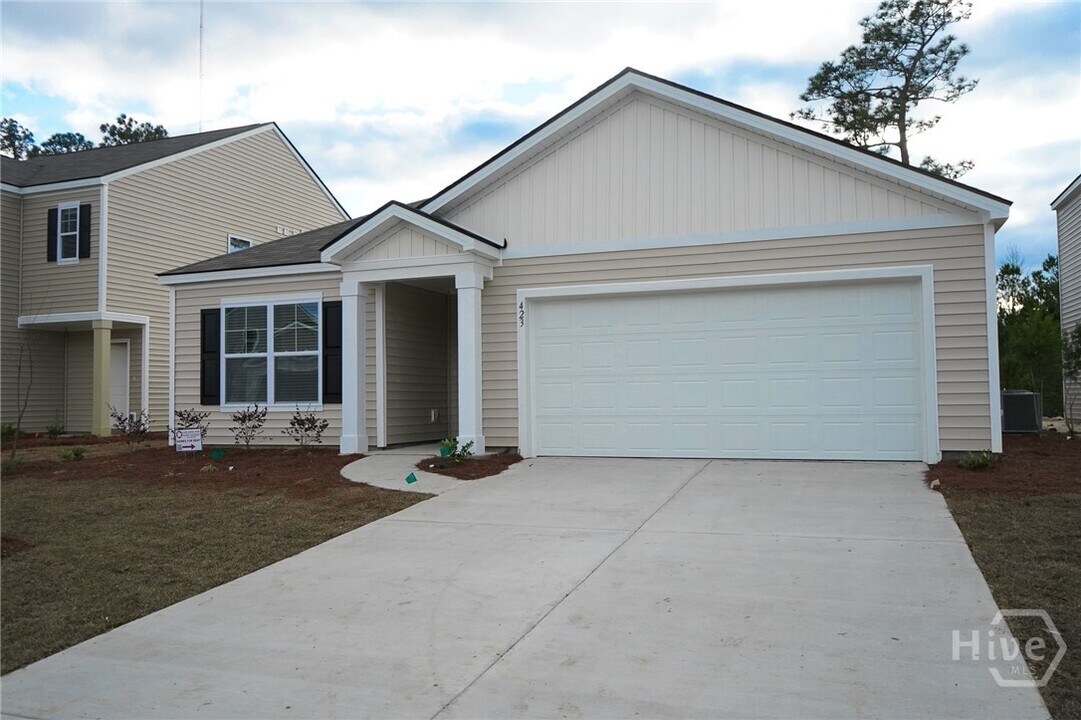 423 Coconut Dr in Bloomingdale, GA - Building Photo