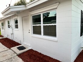 310 Walnut St, Unit Apt A in Auburndale, FL - Building Photo