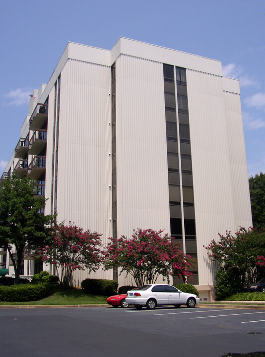 Queen's Oaks in Charlotte, NC - Building Photo