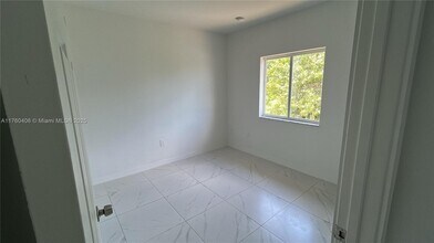 2755 NW 57th St in Miami, FL - Building Photo - Building Photo