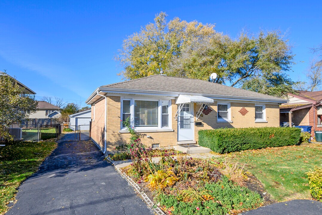 10838 S Neenah Ave in Worth, IL - Building Photo