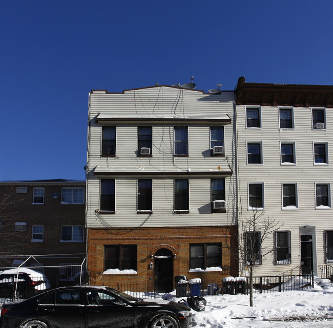 241 Irving Ave in Brooklyn, NY - Foto de edificio - Building Photo