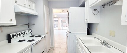 7700 Creekbend Dr in Houston, TX - Building Photo - Building Photo