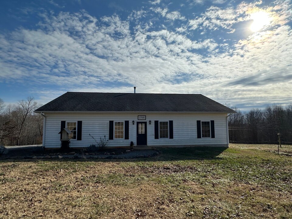 1708 Mohawk Rd in Gladys, VA - Building Photo