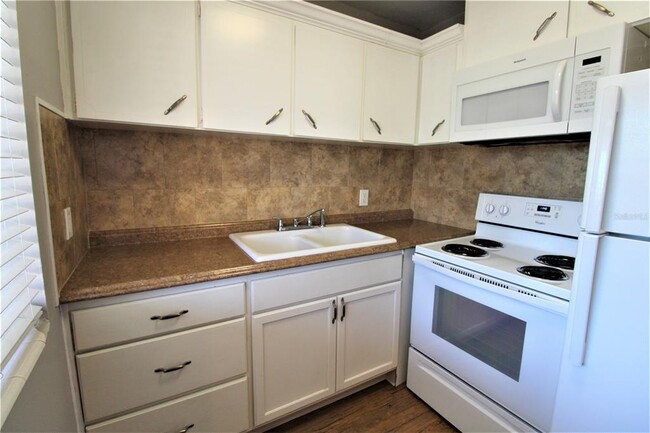 3001 Bee Ridge Rd in Sarasota, FL - Building Photo - Building Photo