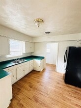 6820 Dart Ave in Dallas, TX - Foto de edificio - Building Photo