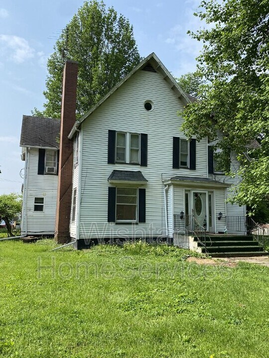 303 E Cortland St in Avon, IL - Building Photo