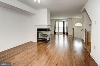 13122 Kidwell Field Rd in Herndon, VA - Building Photo - Building Photo