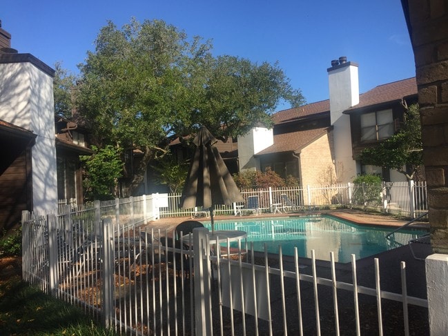 8020 Braesmain Dr, Unit HOUSTON-MED CENTER NRG RI in Houston, TX - Foto de edificio - Building Photo