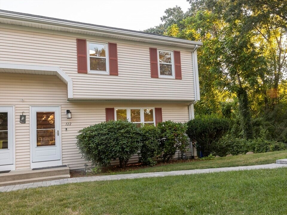 122 Leedham St in Attleboro, MA - Building Photo