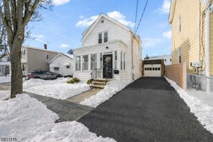 416 2nd St in Carlstadt, NJ - Building Photo