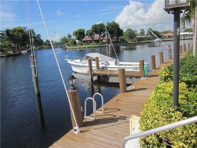 130 Cypress Club Dr in Pompano Beach, FL - Building Photo - Building Photo