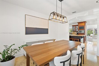 14700 SW 78th Ave in Palmetto Bay, FL - Foto de edificio - Building Photo