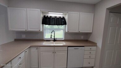 395 Embassy Ct NE in Palm Bay, FL - Building Photo - Building Photo