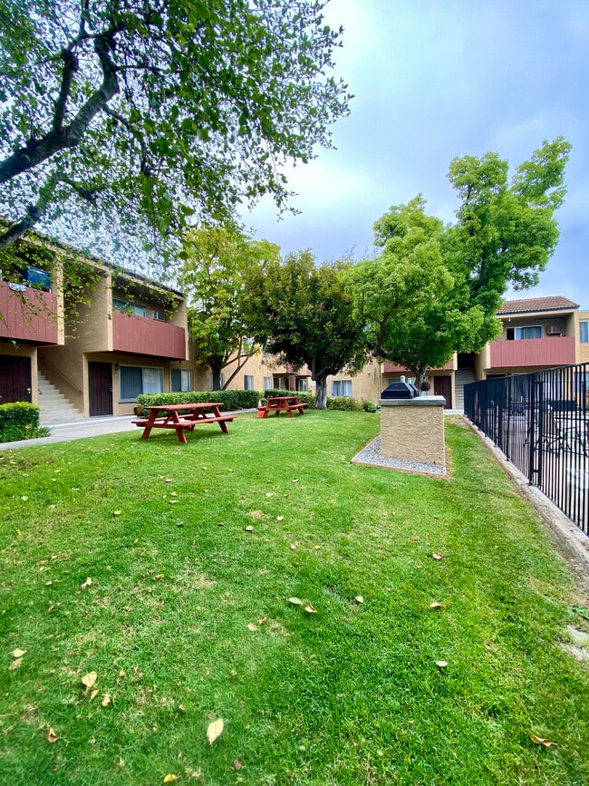 Gramercy Apartments in San Diego, CA - Foto de edificio - Building Photo