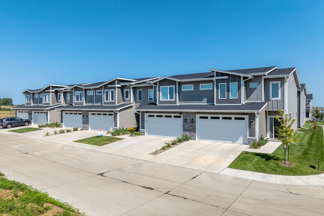 44West Townhomes in Grimes, IA - Building Photo
