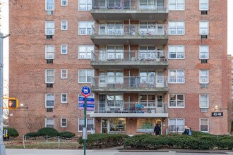 Harry and Jeanette Weinberg in Flushing, NY - Building Photo - Building Photo