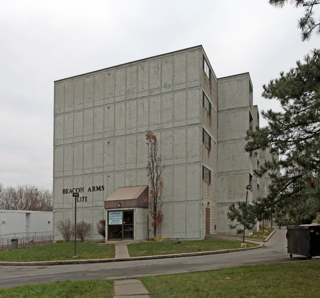 Beacon Arms in Oshawa, ON - Building Photo - Building Photo