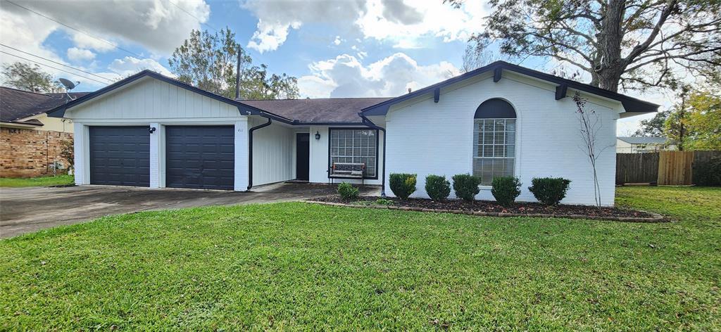 411 Petunia St in Lake Jackson, TX - Building Photo