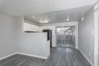 145 W Pioneer Pkwy in Grand Prairie, TX - Building Photo - Building Photo