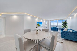 1717 N Bayshore Dr in Miami, FL - Foto de edificio - Building Photo