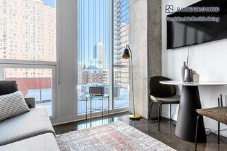 108 W Chicago Ave in Chicago, IL - Foto de edificio - Building Photo