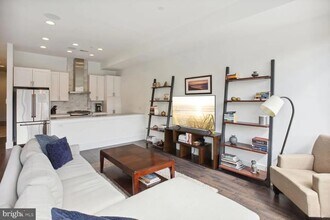 1230 Fairmont St NW, Unit 3 in Washington, DC - Building Photo - Building Photo