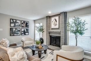 Evaline Apartments in Dallas, TX - Building Photo