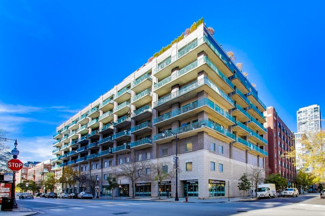 910 W Madison St in Chicago, IL - Building Photo