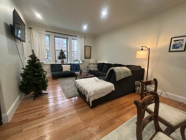 12 Alton Pl, Unit 3 in Brookline, MA - Foto de edificio - Building Photo