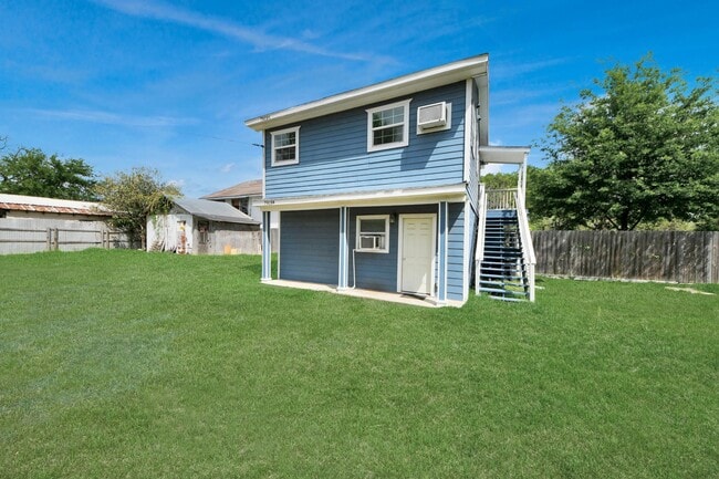 7919 Brays St in Houston, TX - Building Photo - Building Photo