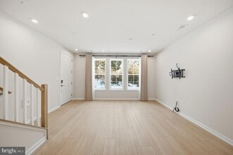 7488 Backett Wood Ter in Tysons, VA - Foto de edificio - Building Photo