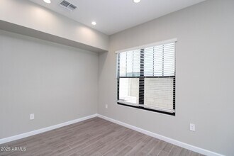 4811 E Village Dr in Scottsdale, AZ - Building Photo - Building Photo